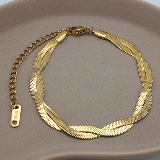 Gouden platte gevlochten armband bovenaanzicht