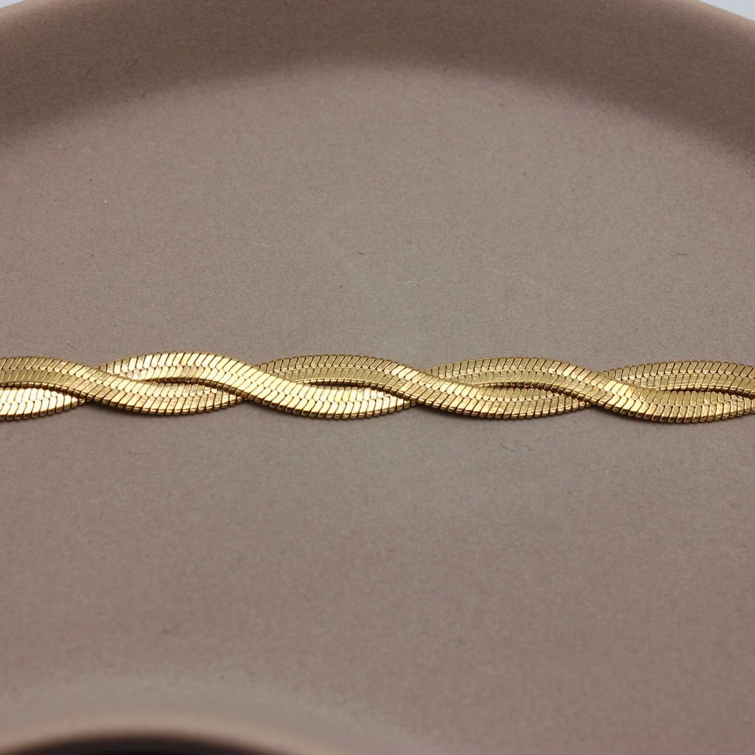 Gouden platte gevlochten armband in de lengte