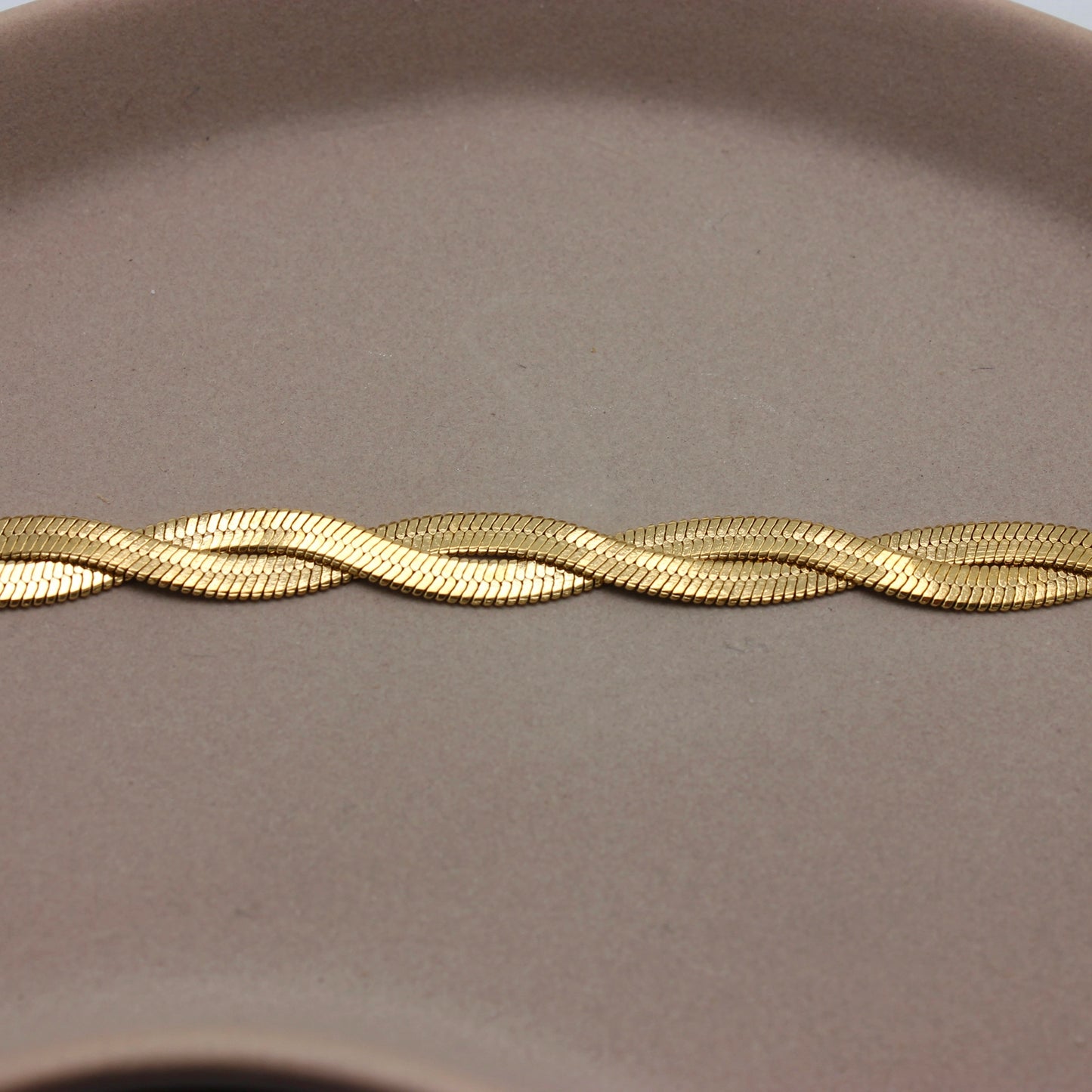 Gouden platte gevlochten armband in de lengte