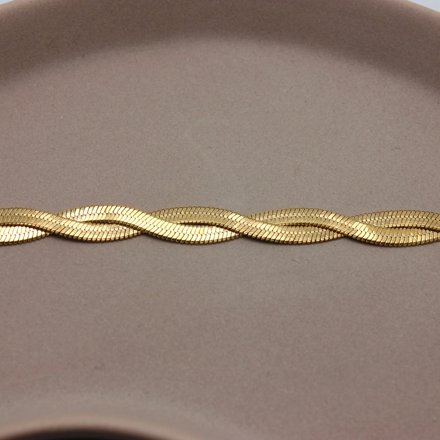 Gouden platte gevlochten armband in de lengte