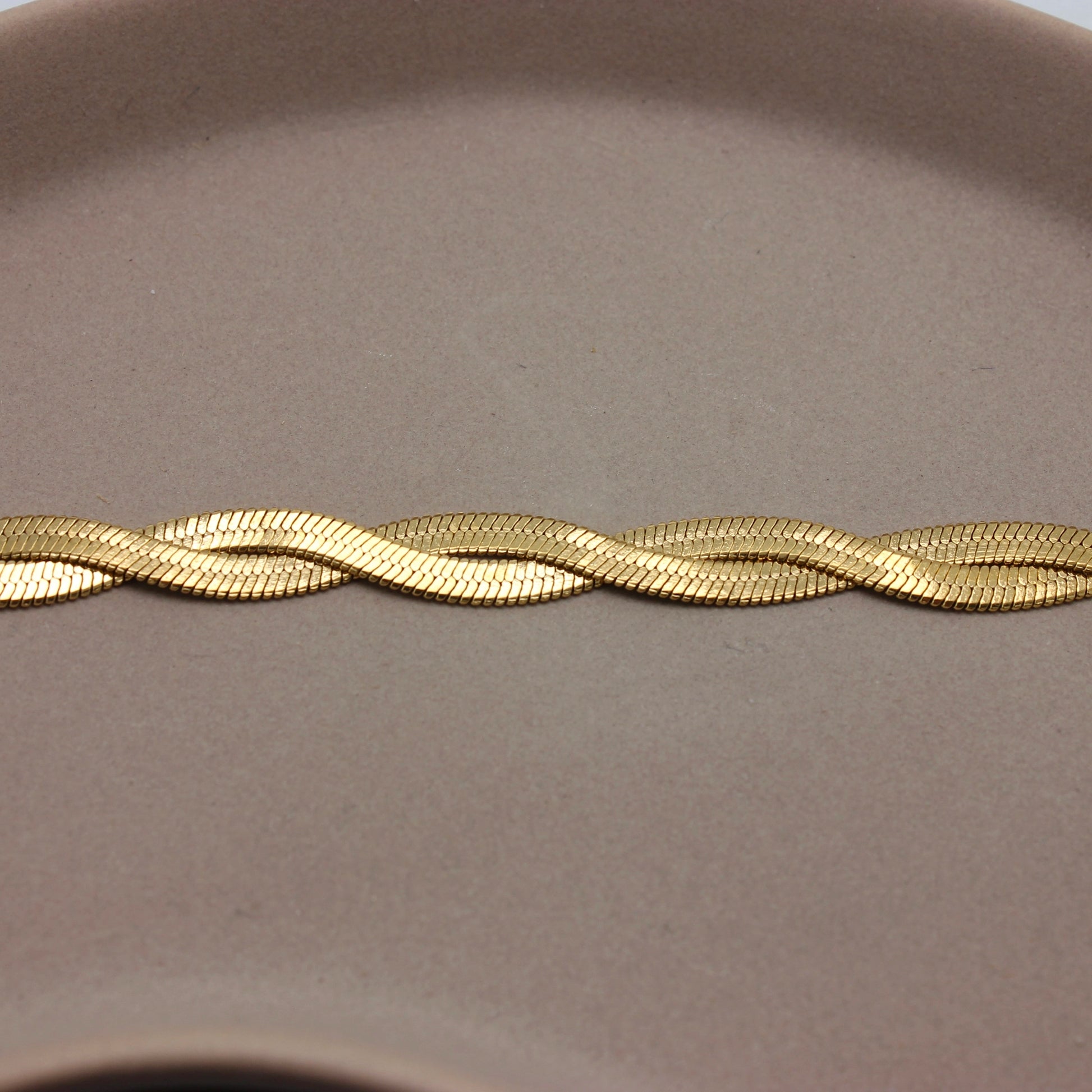 Gouden platte gevlochten armband in de lengte