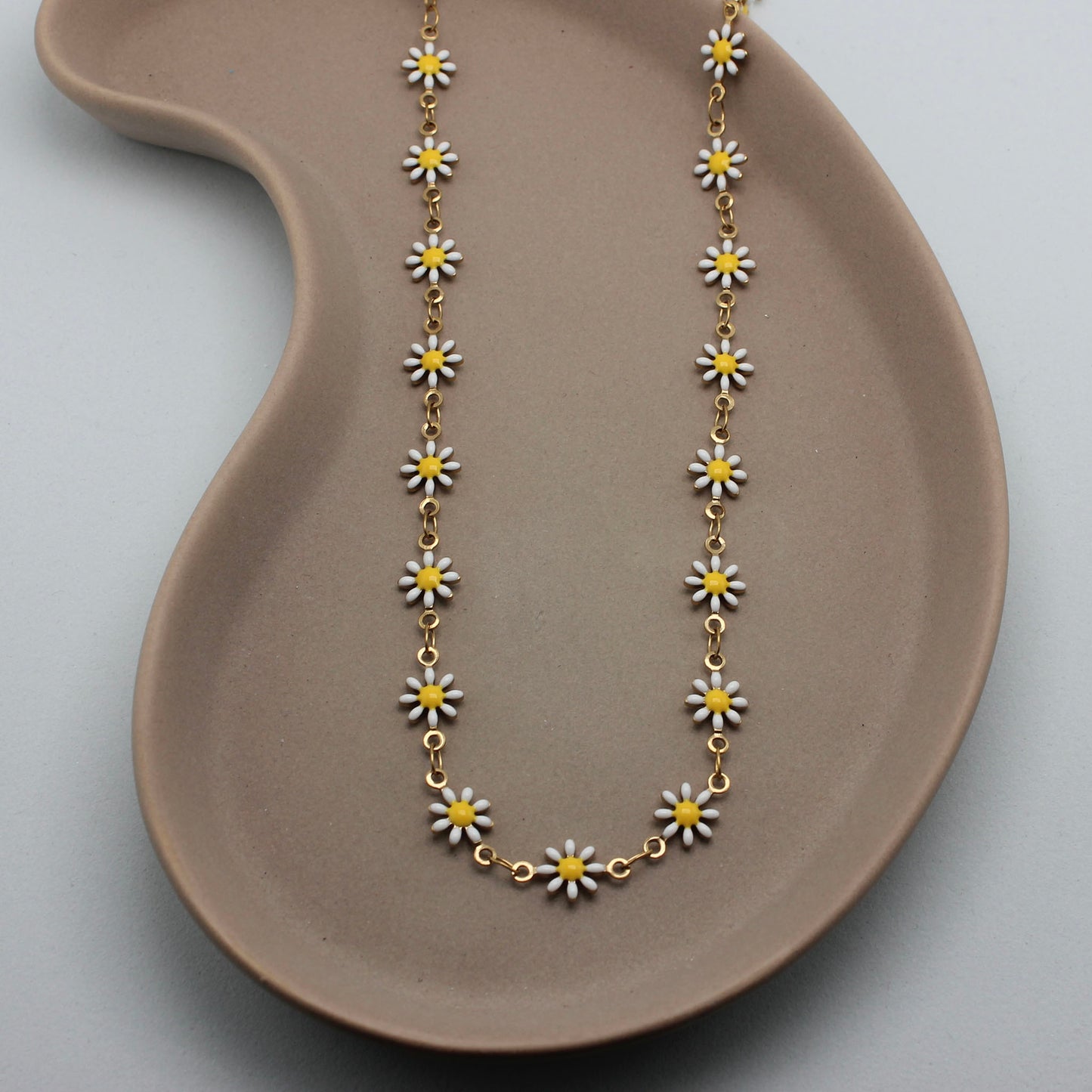 Gouden ketting met geschakelde madeliefjes