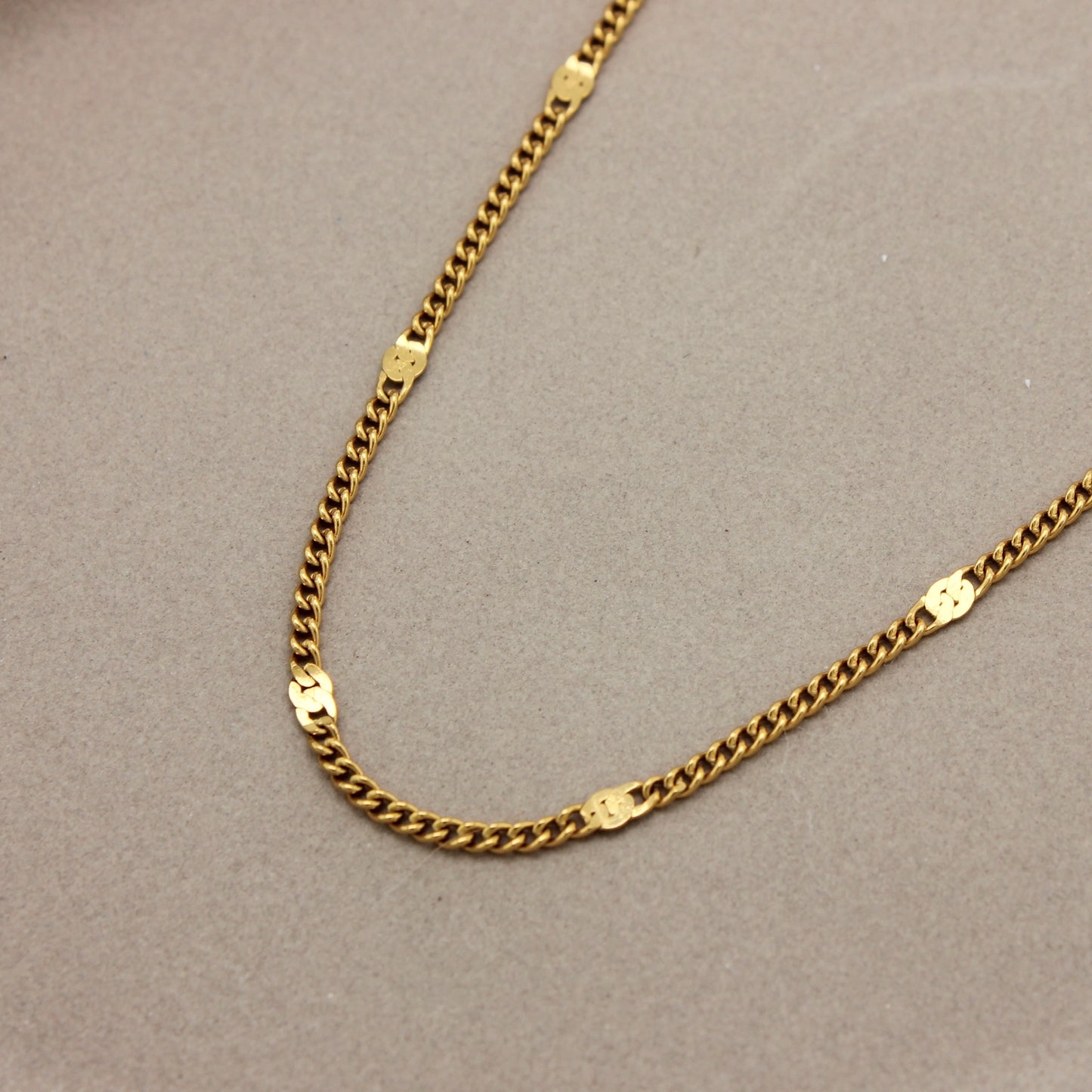 Gold plated ketting Charlie met dichte schakels gedetailleerd