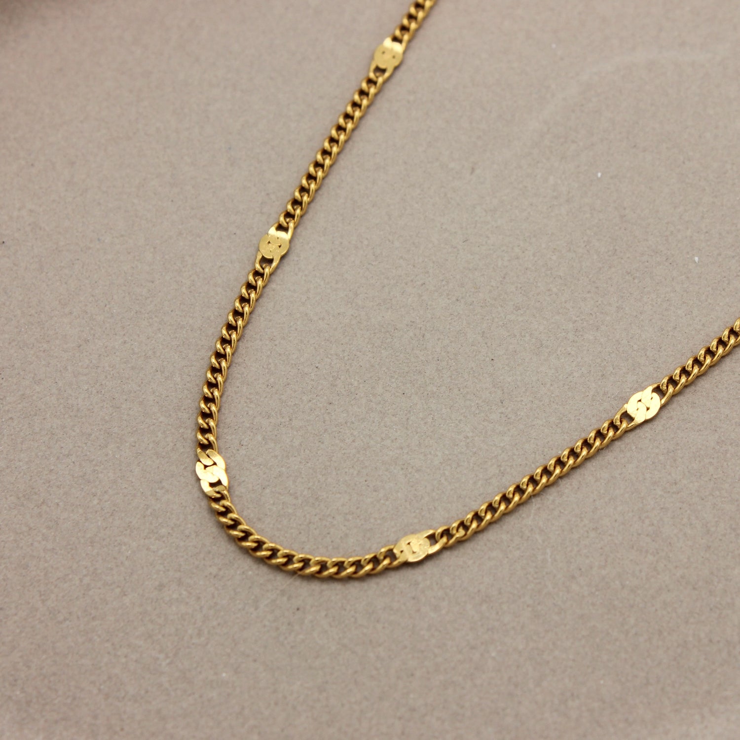 Gold plated ketting Charlie met dichte schakels gedetailleerd