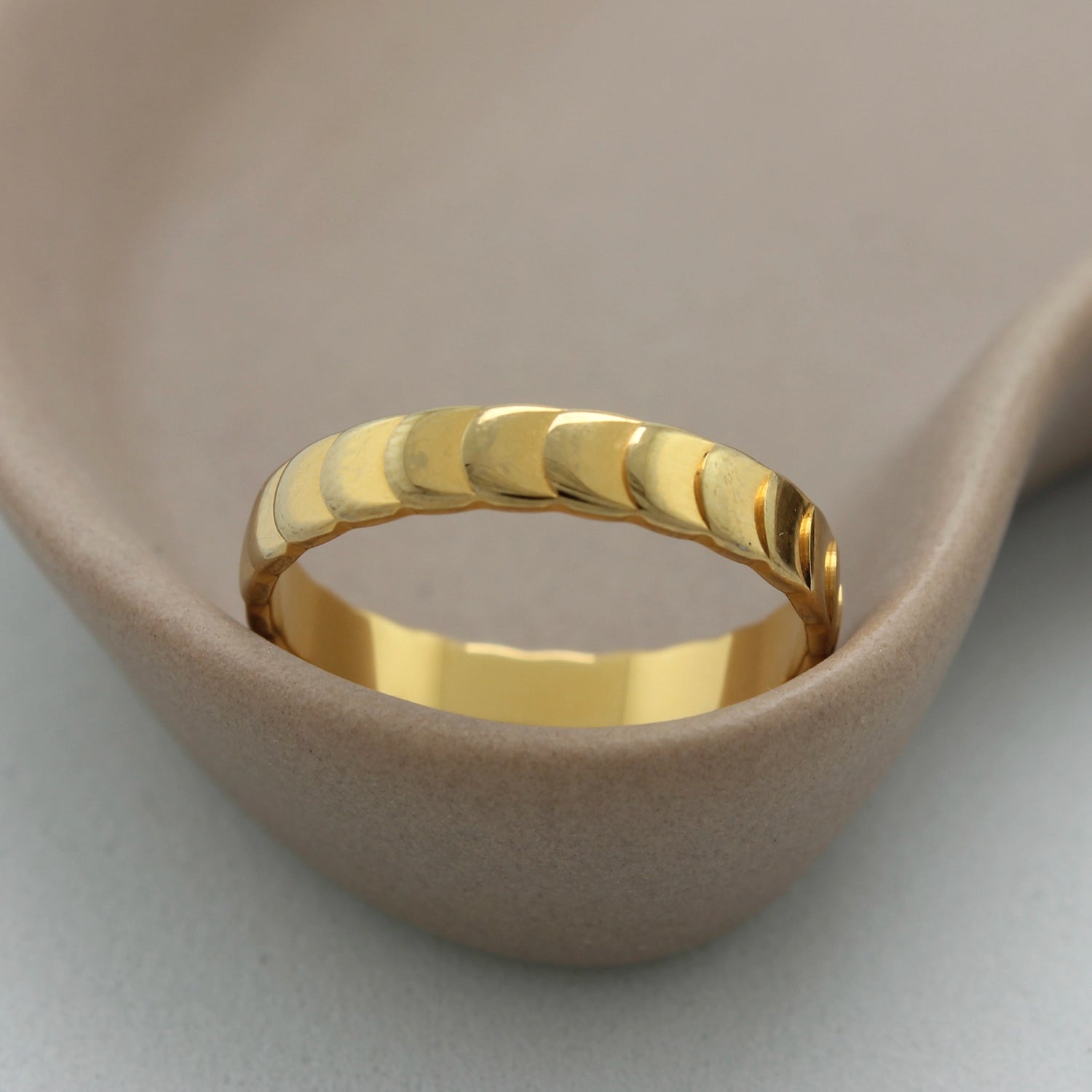Zijaanzicht van een gouden ring met schubben