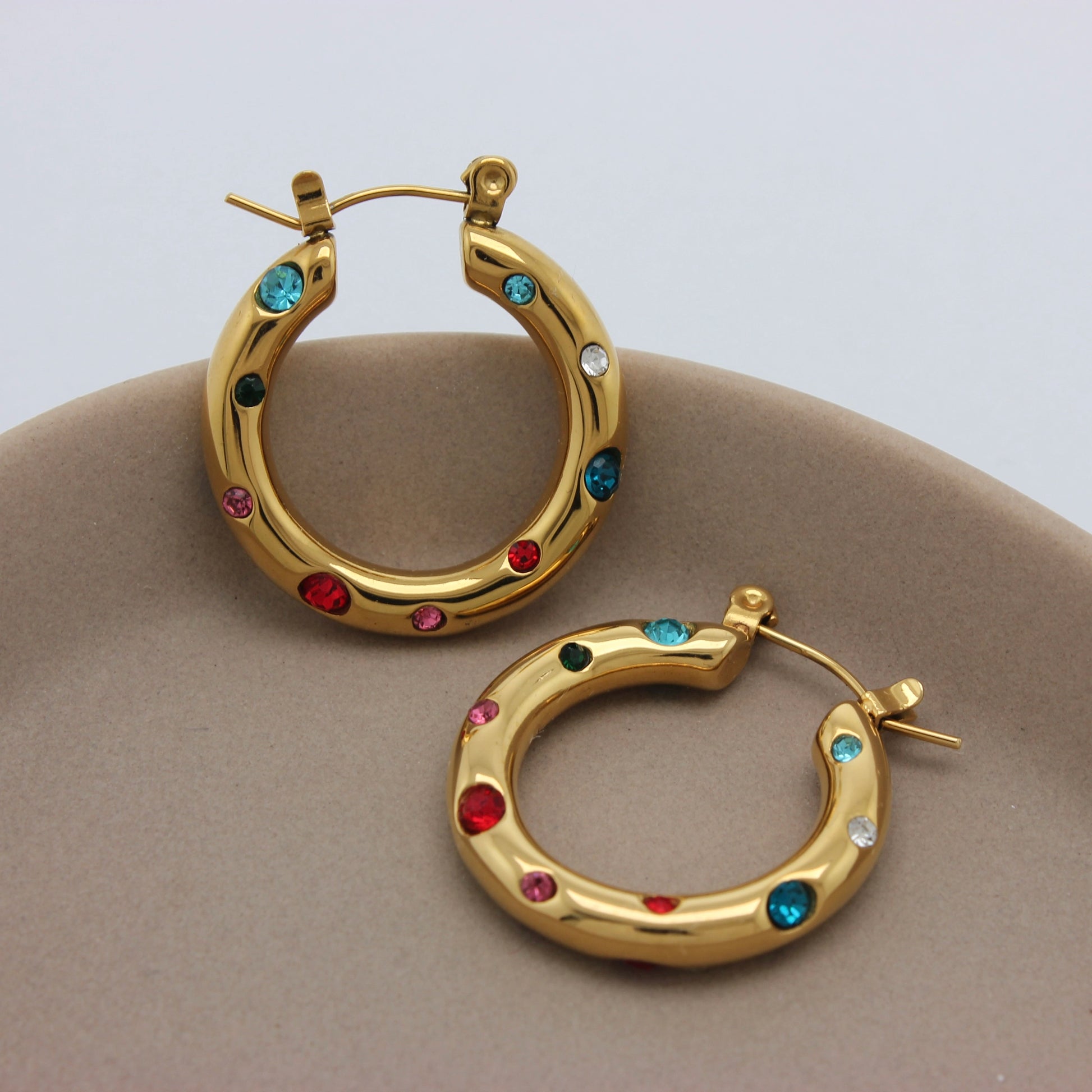 Gouden hoops met gekleurde steentjes