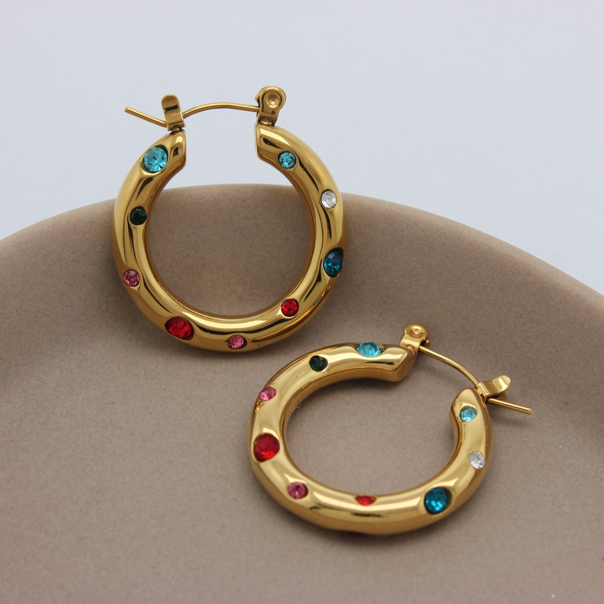 Gouden hoops met gekleurde steentjes