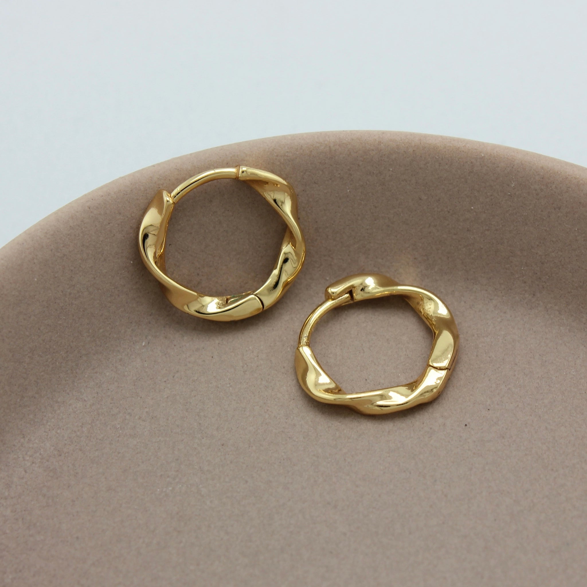 Godraaide gouden hoops op een schaaltje