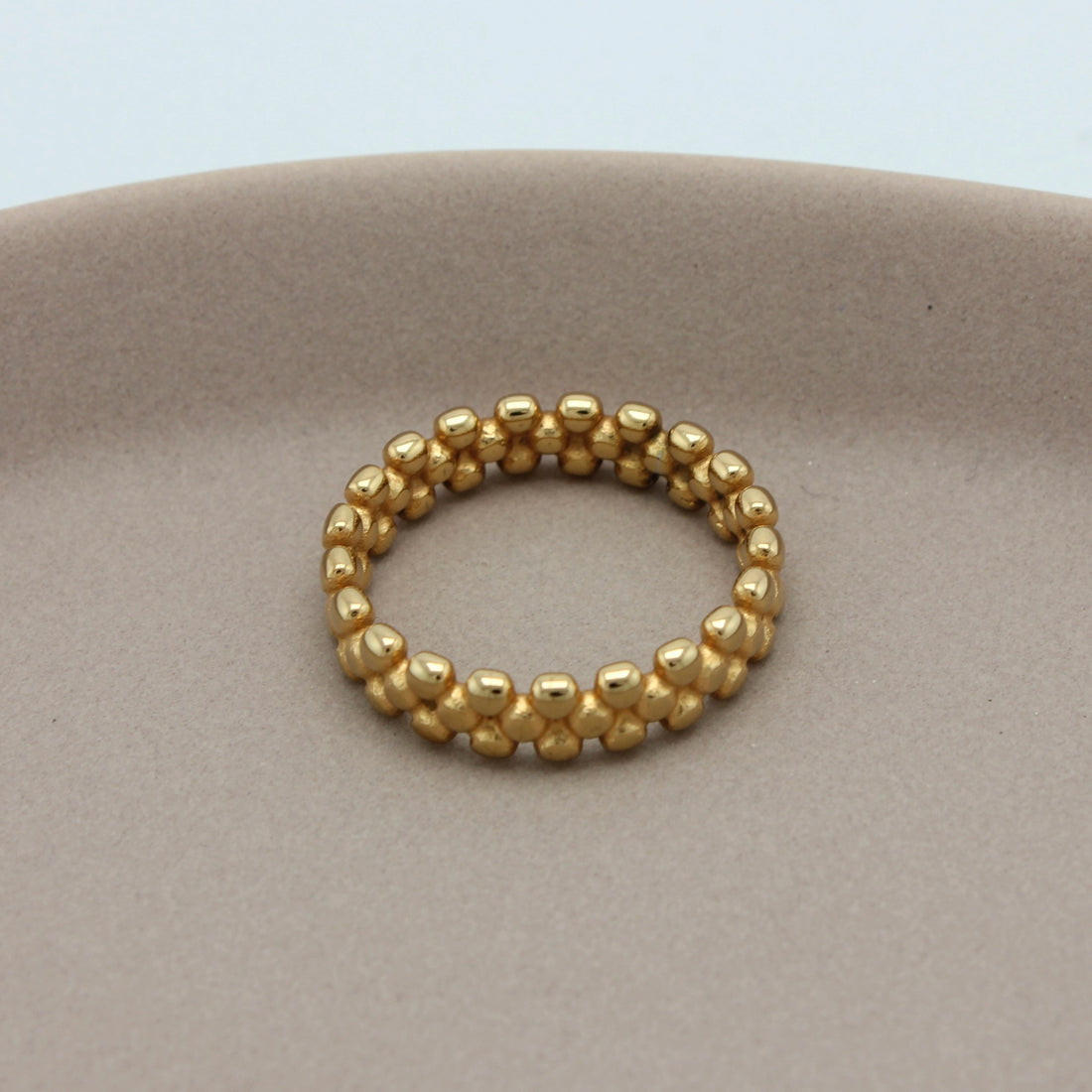 Gouden ring met kleine bolletjes