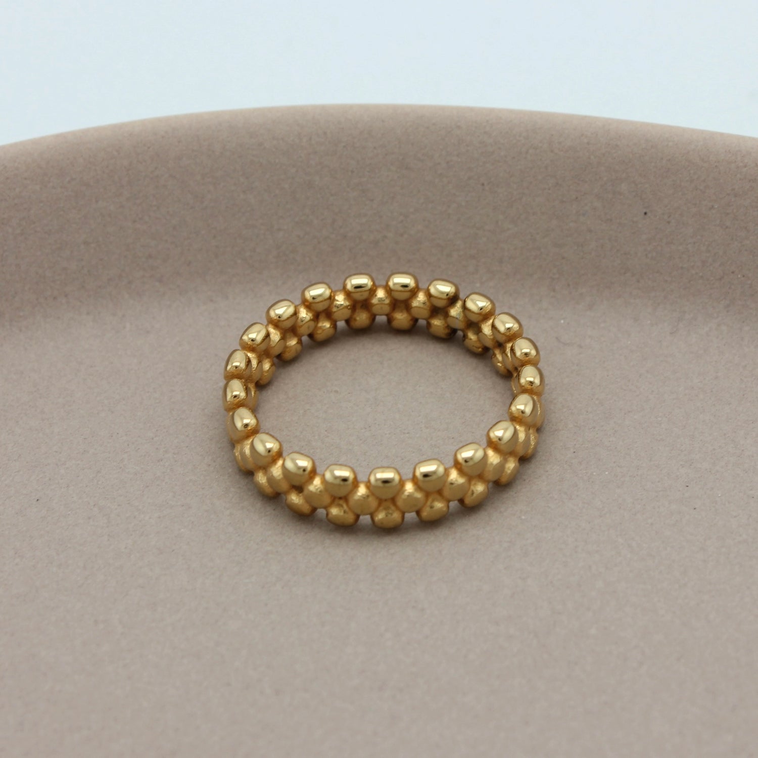 Gouden ring met kleine bolletjes