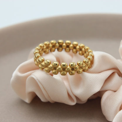 Gouden ring op een beige stofje