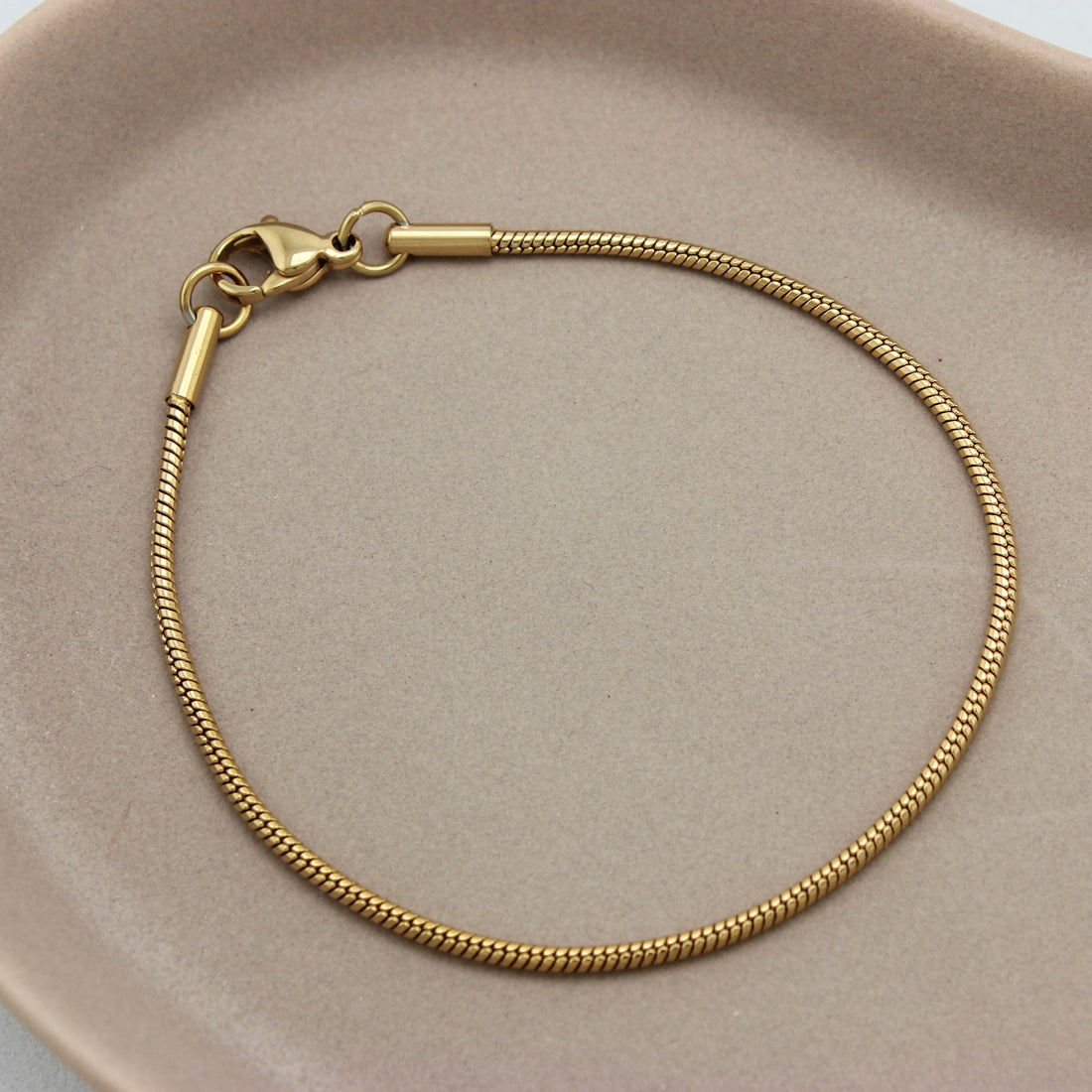Gouden armband met een fijne schakel vanuit een bovenaanzicht