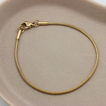 Gouden armband met een fijne schakel vanuit een bovenaanzicht