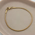 Gouden armband met een fijne schakel vanuit een bovenaanzicht