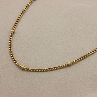 Gedetailleerde foto van de gouden ketting met bolletjes