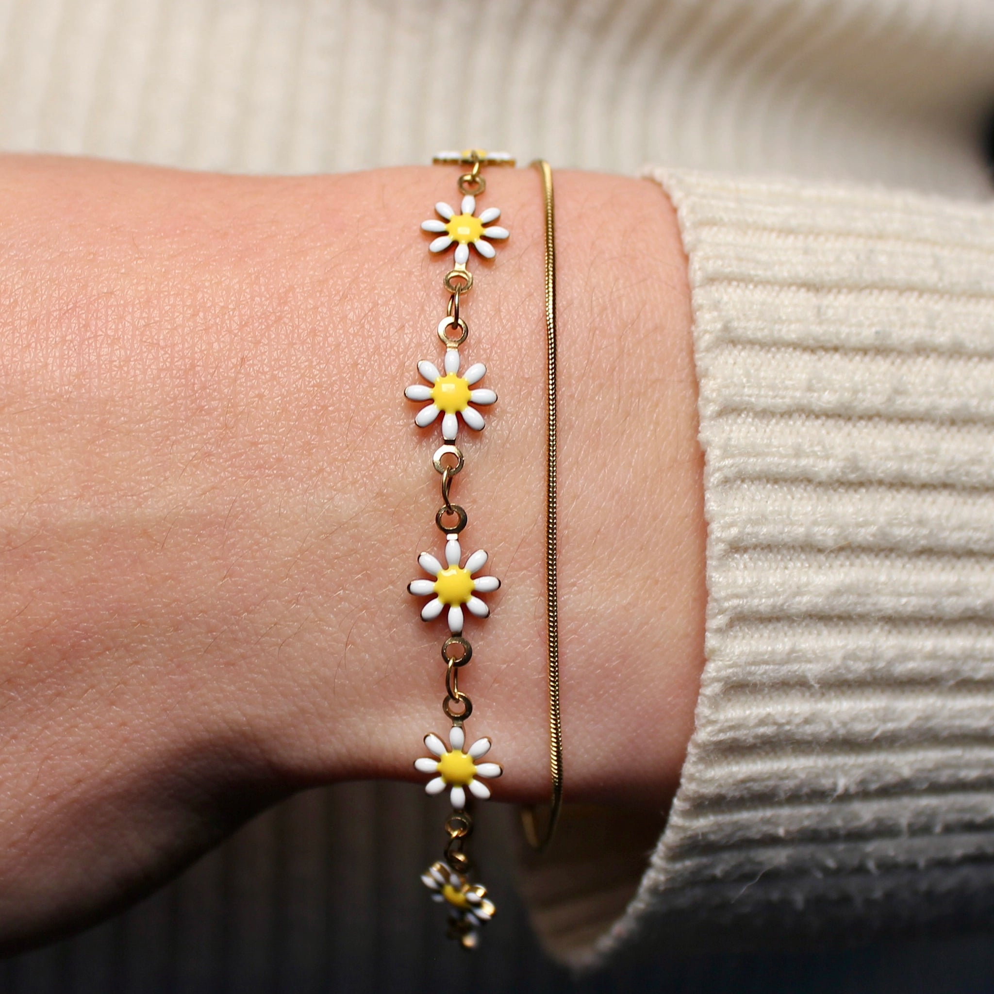 Bloemen armband en dune armband om een pols