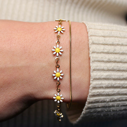 Bloemen armband en dune armband om een pols