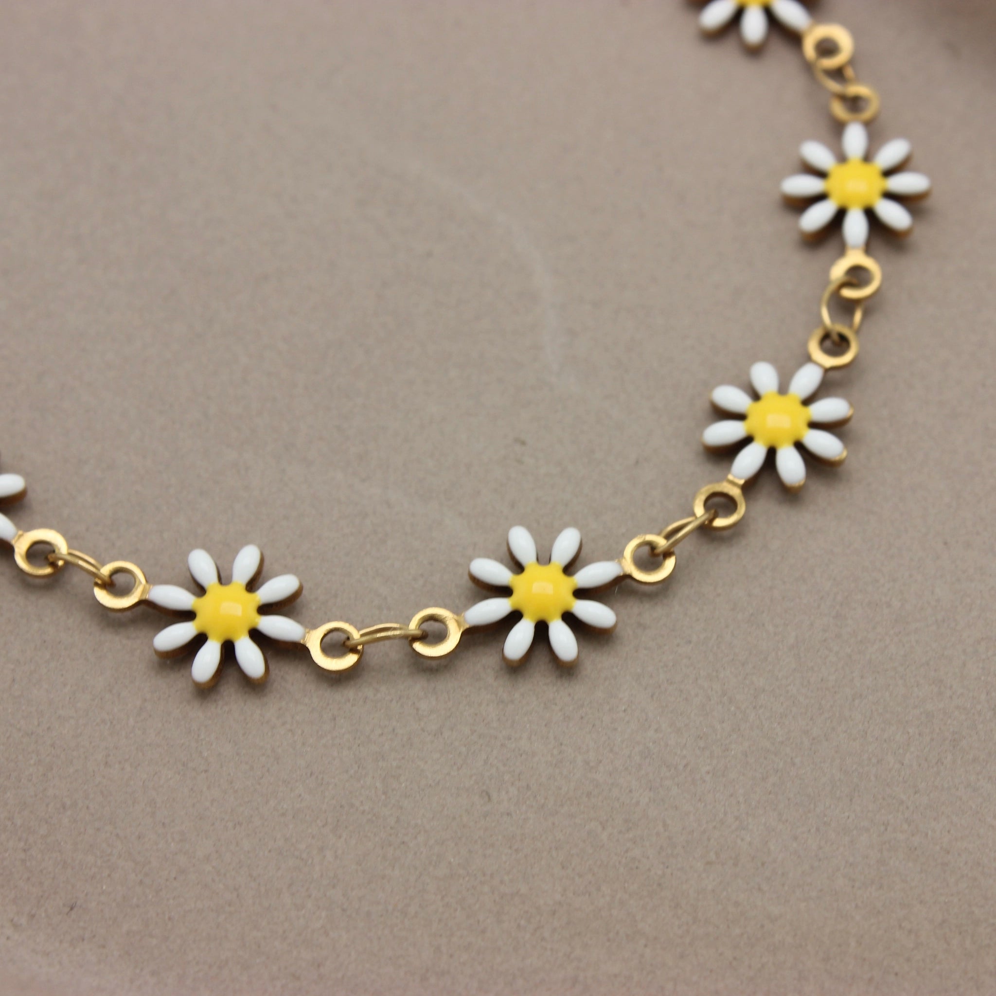 Gedetailleerde foto van de schakels van een bloemen armband