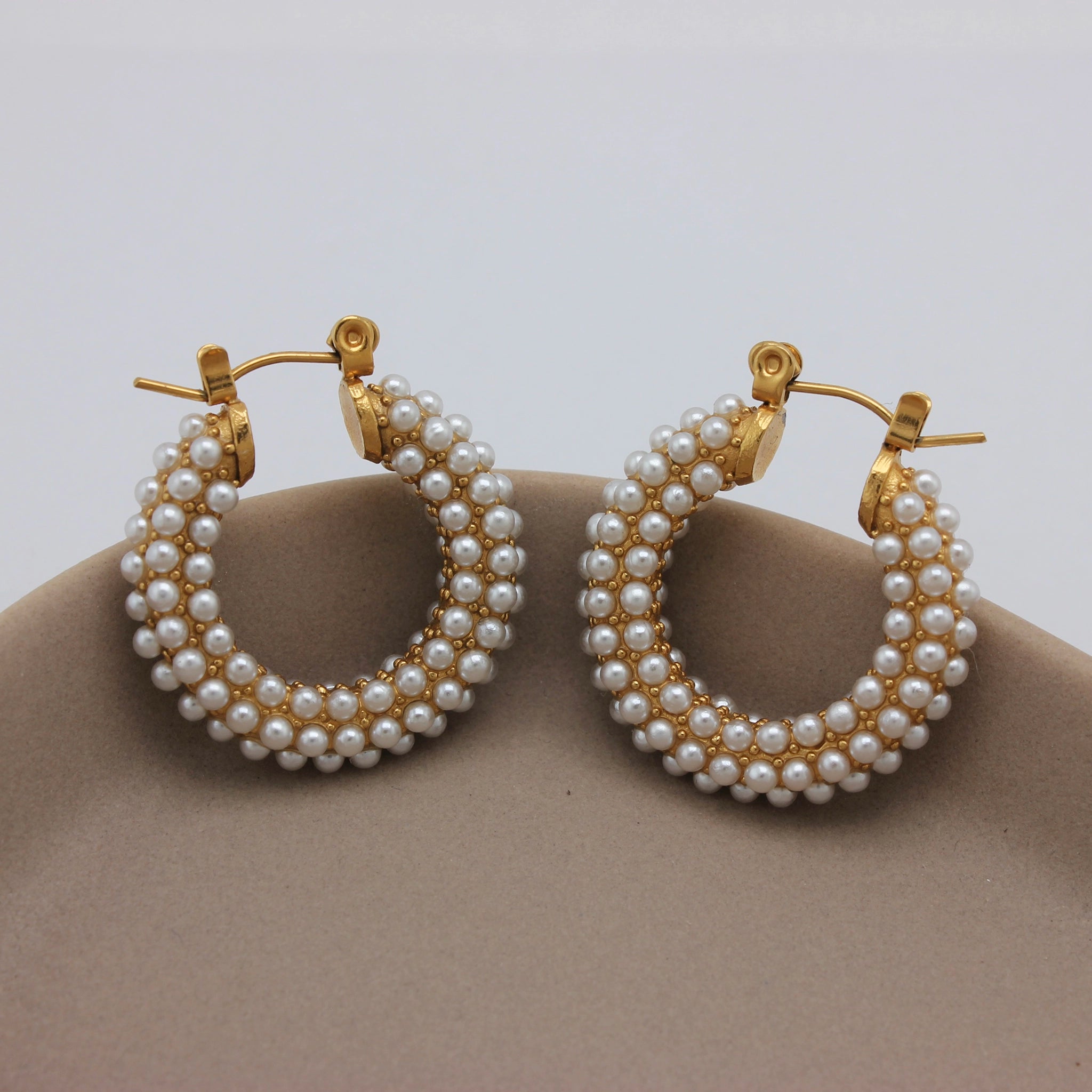 Gouden oorbellen met parels