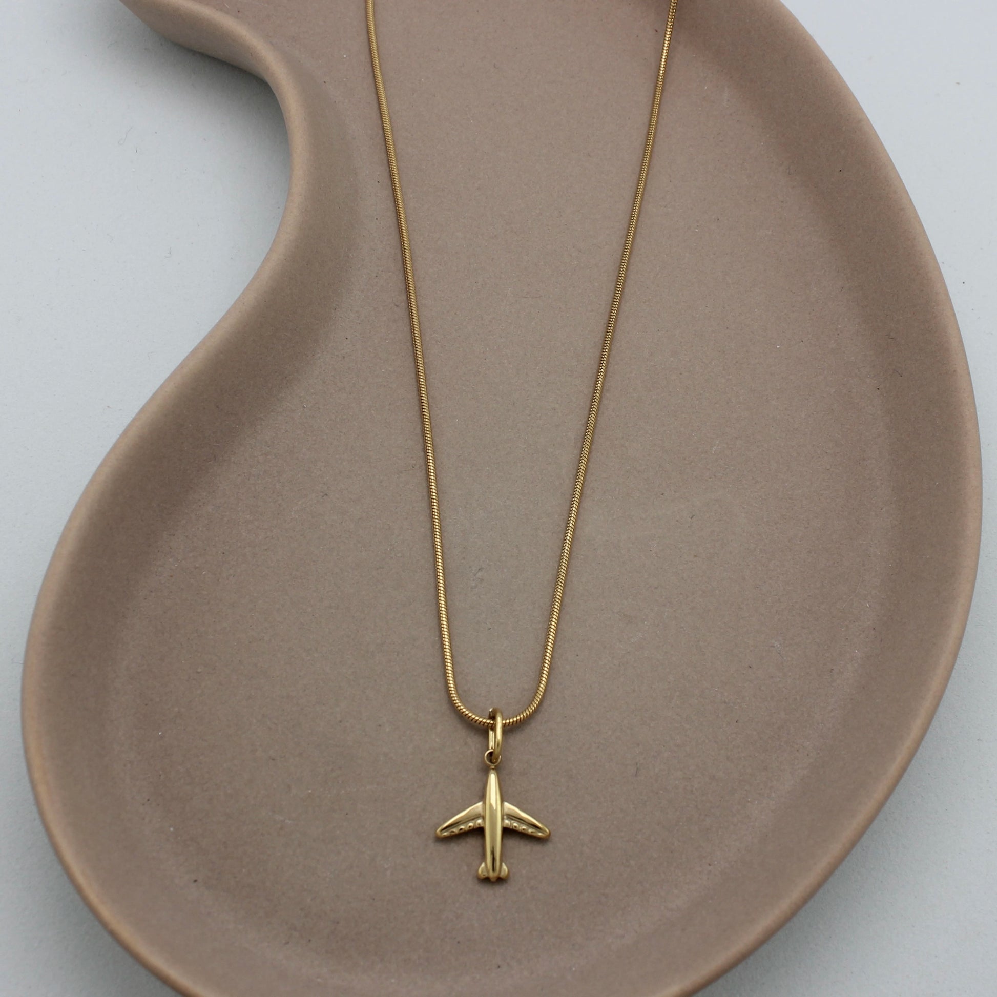 Gouden ronde snake ketting met gouden vliegtuig hanger