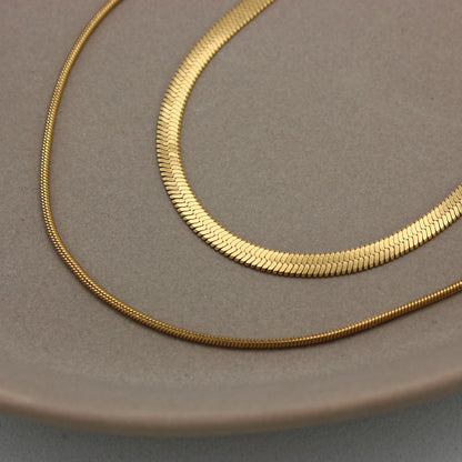 Gedetailleerde foto van een gouden dubbele ketting