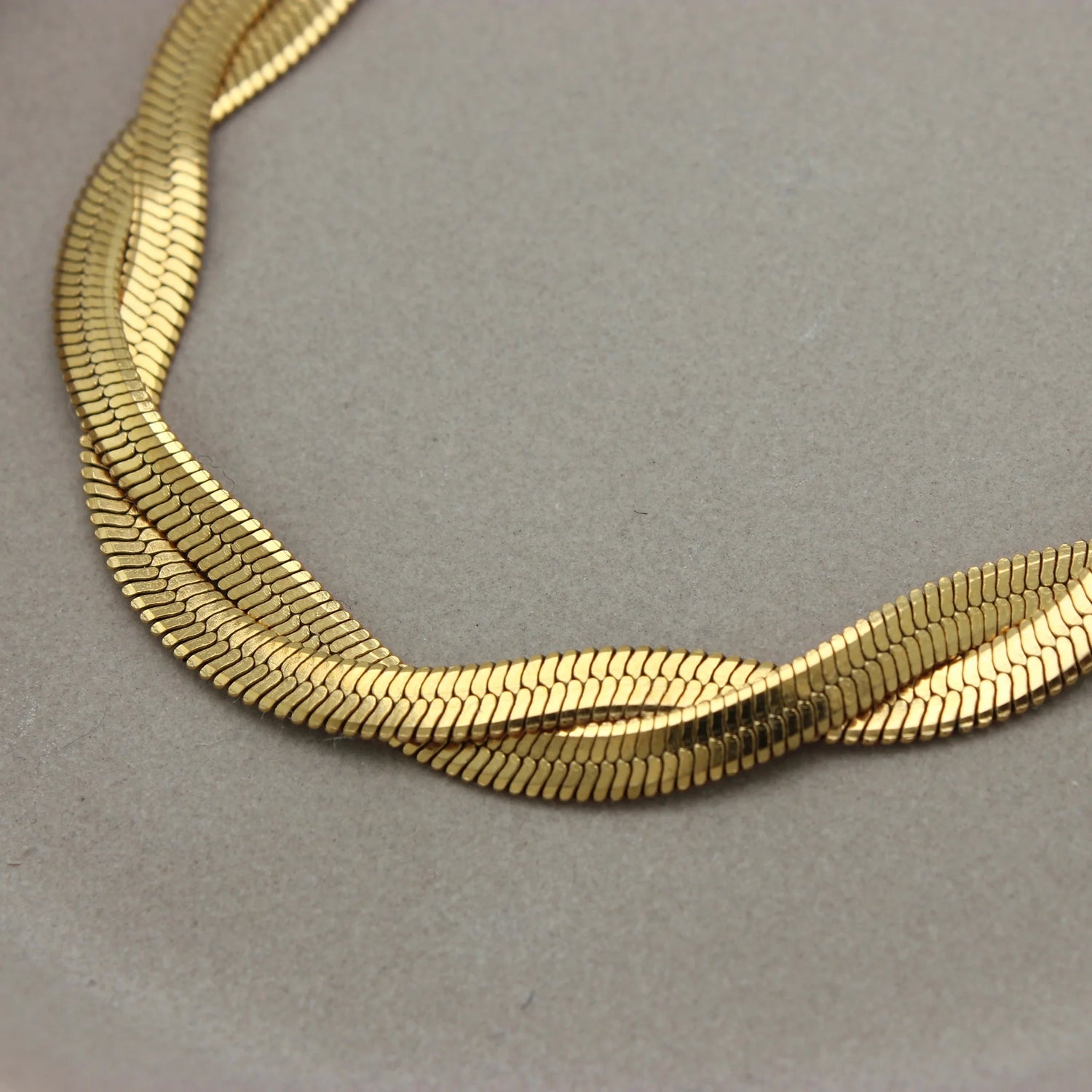 Detail van gouden gevlochten ketting