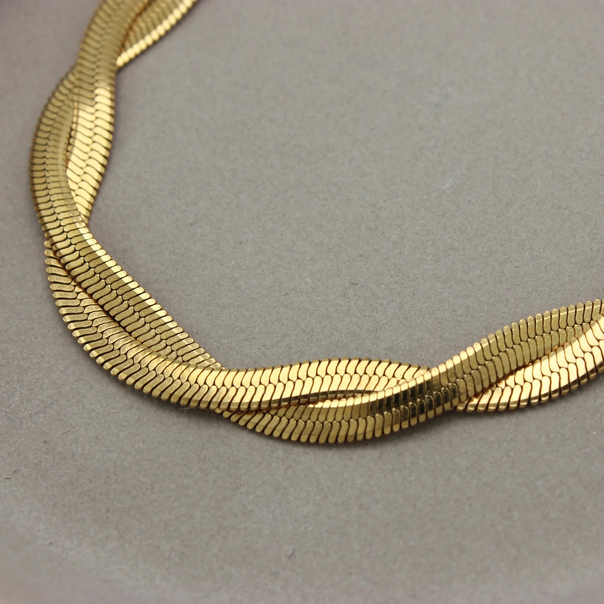 Detail van gouden gevlochten ketting