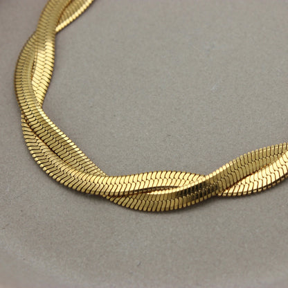 Detail van gouden gevlochten ketting