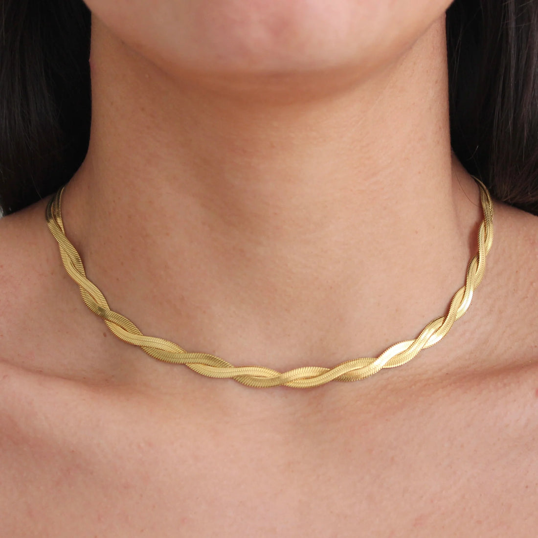 Platte gevlochten ketting om nek