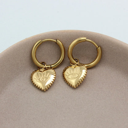 Gouden kleine oorbellen met een hartjes hanger