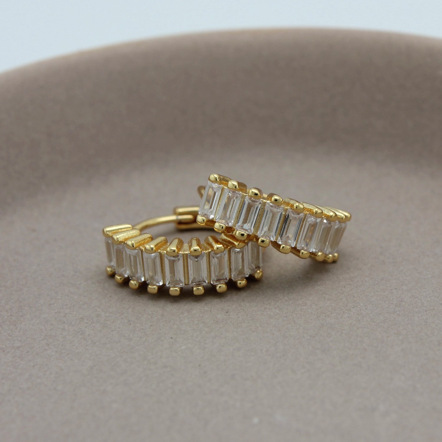Gouden hoops met zirkonia steentjes liggend