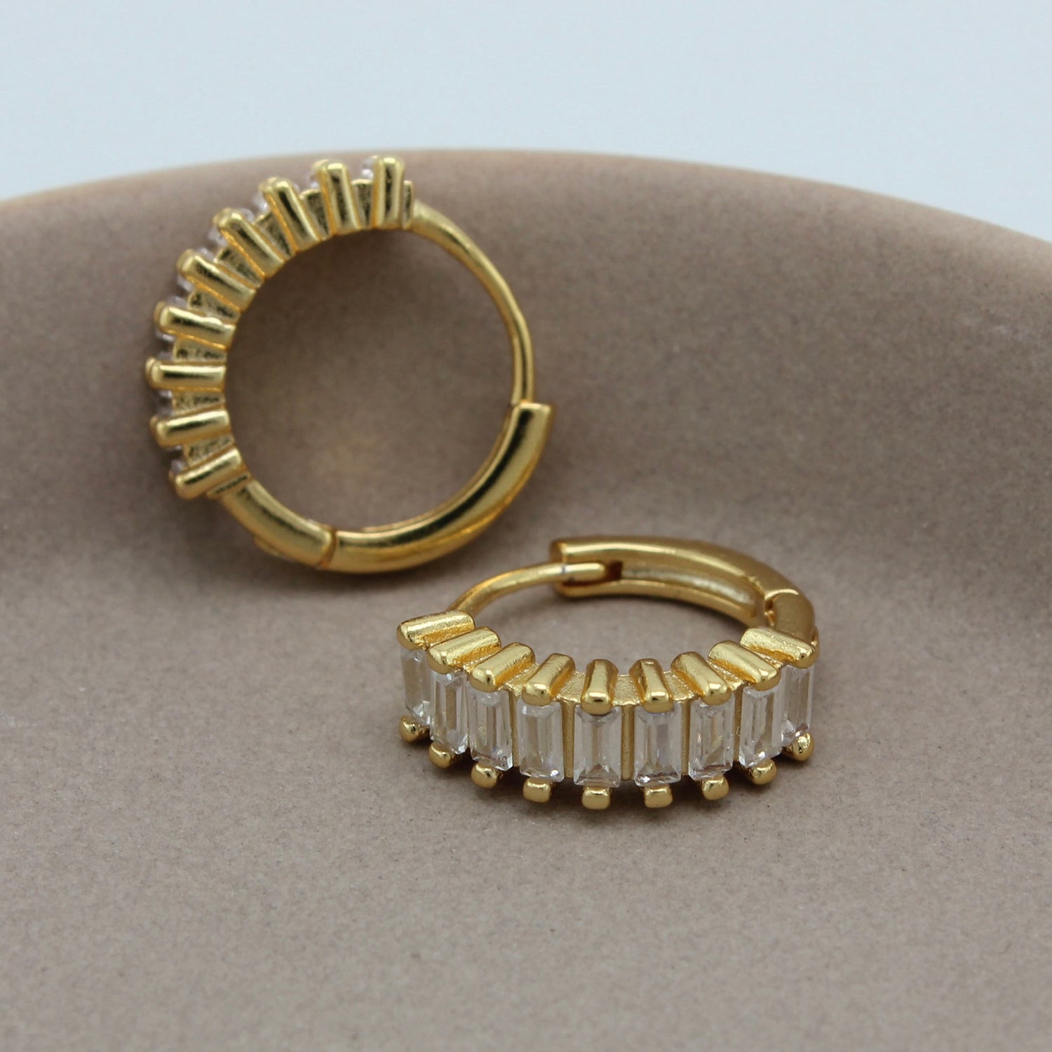 Gouden hoops met witte zirkonia steentjes