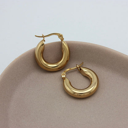 Gouden hoops op een schaaltje