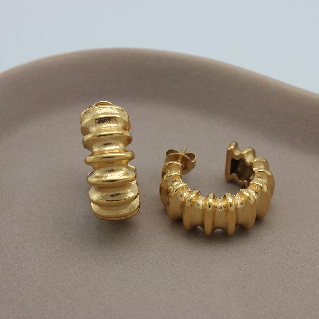 Gouden creolen met oorstekers
