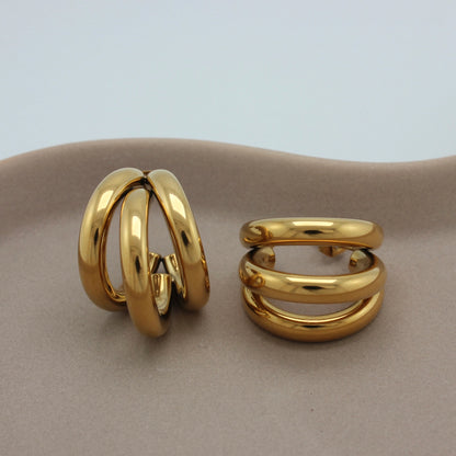 Gouden oorbel met drie ringen zijaanzicht