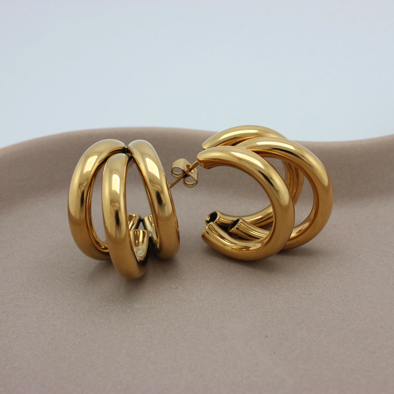 Gouden oorbel met drie ringen