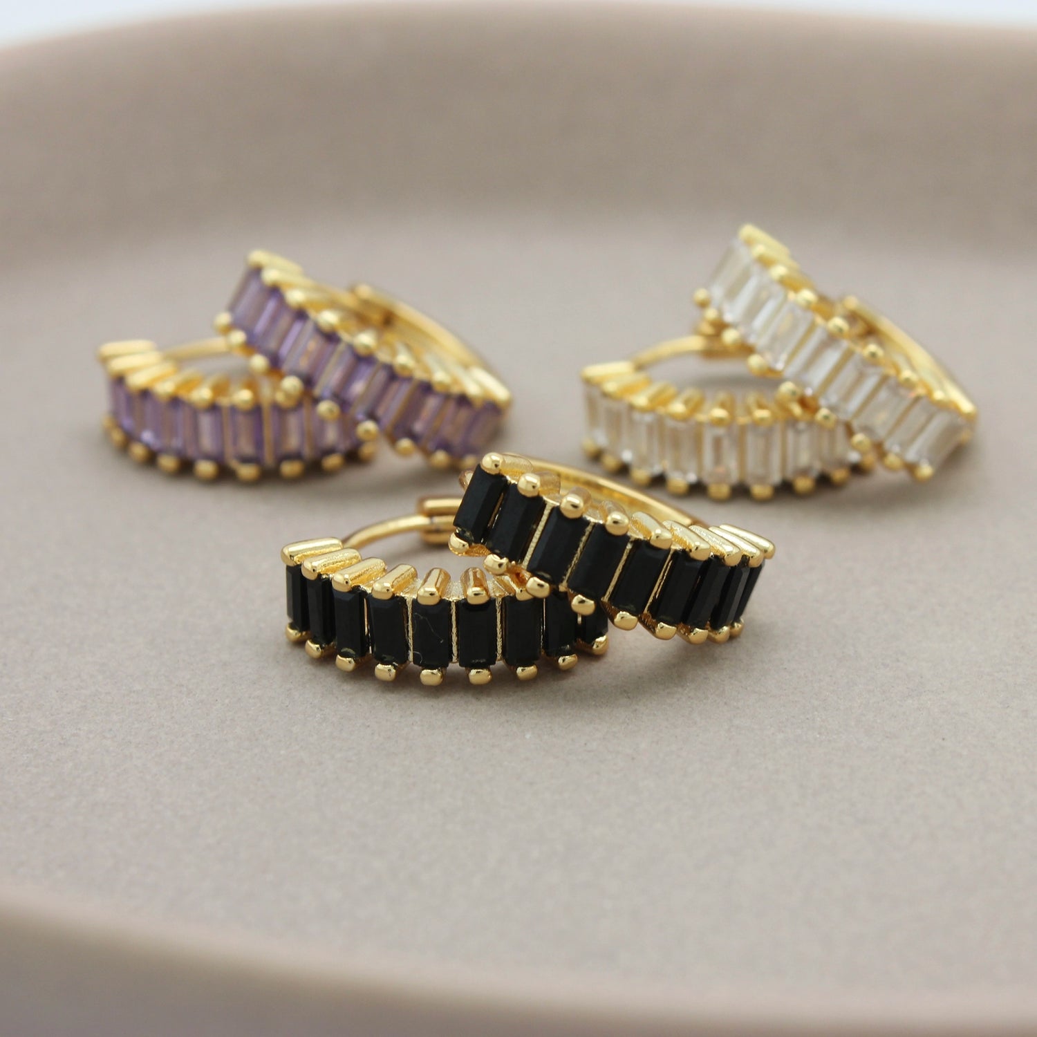 Drie paar gouden hoops met zirkonia steentjes