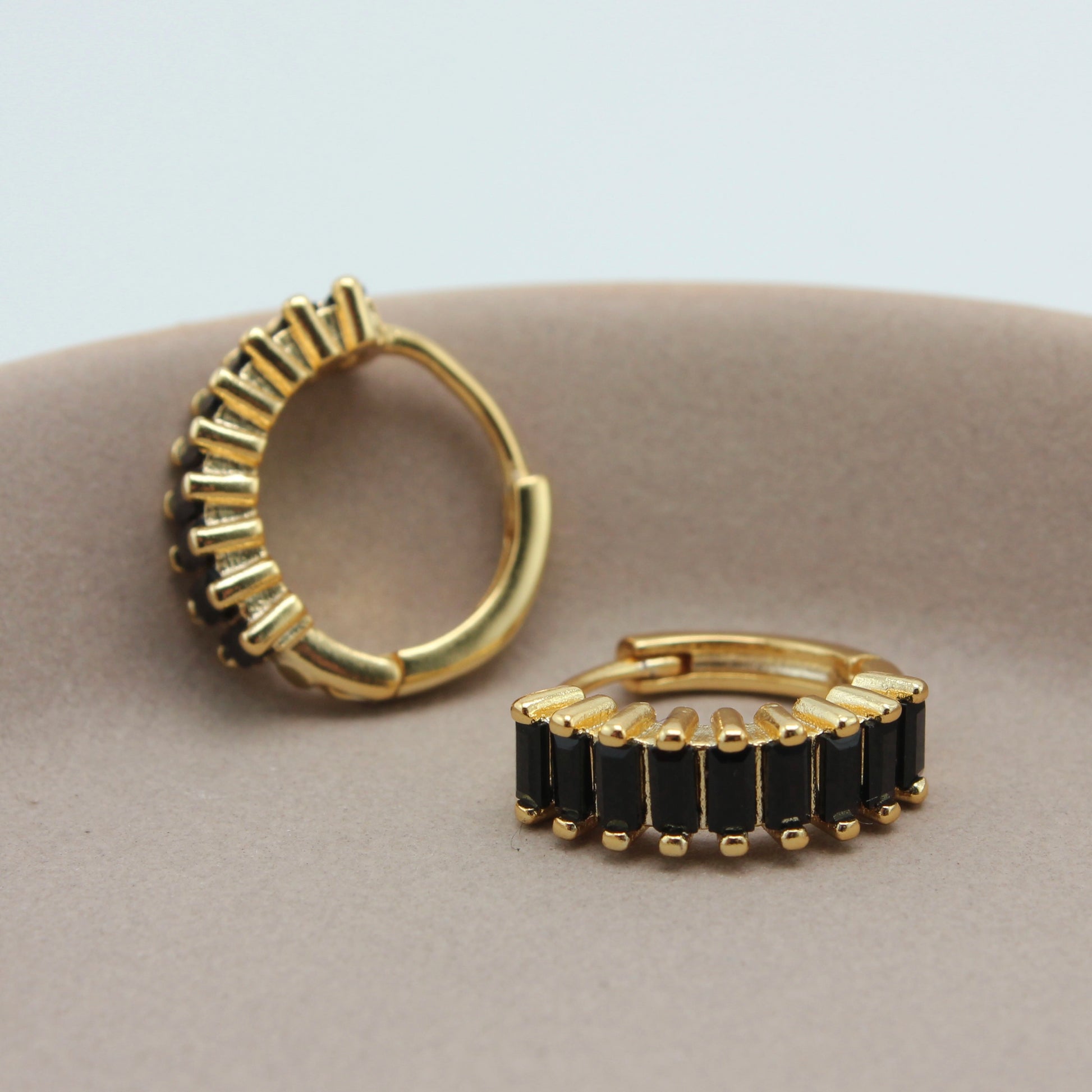 Gouden hoops met zwarte zirkonia steentjes