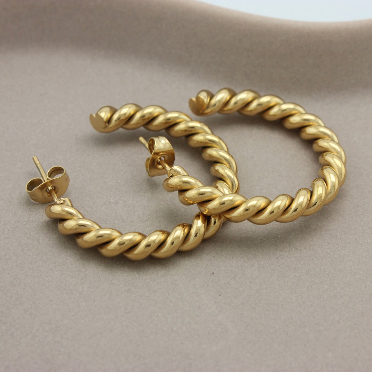 Gouden hoops over elkaar heen