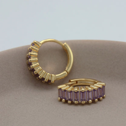 Gouden hoops met paarse zirkonia steenjes