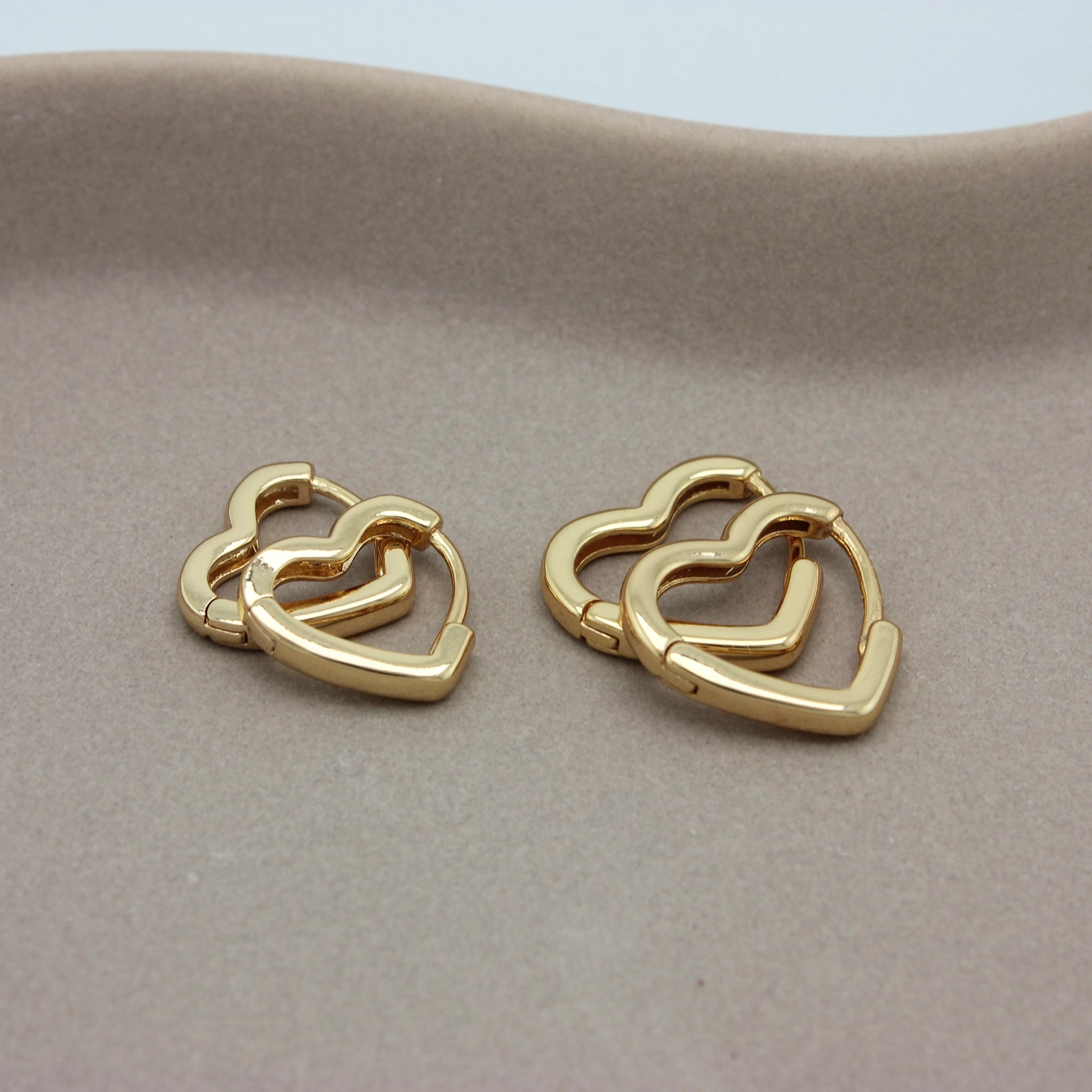 Twee formaten gouden hartjes oorbellen
