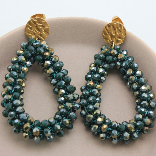 Gouden oorstekers met donkergroene kralen bovenaanzicht