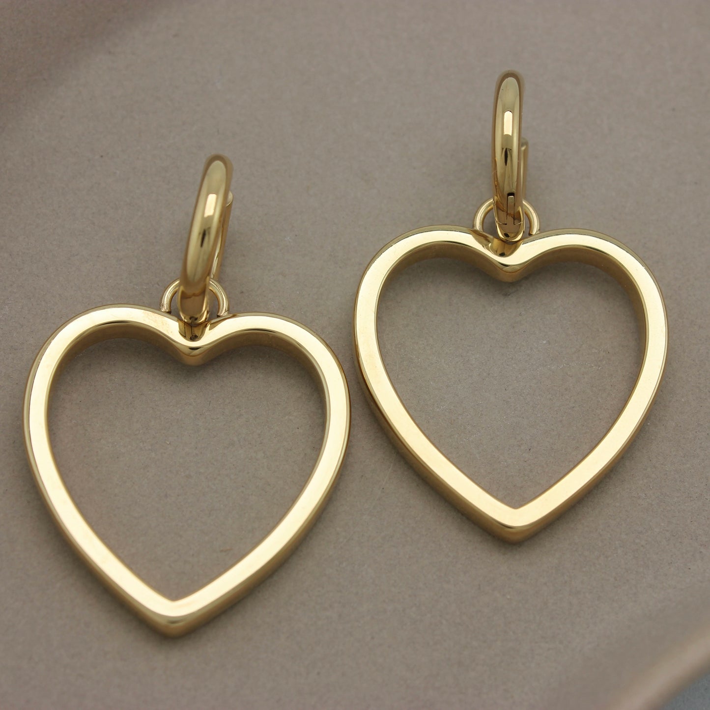 Gouden kleine hoops met hartjes hangers bovenaanzicht