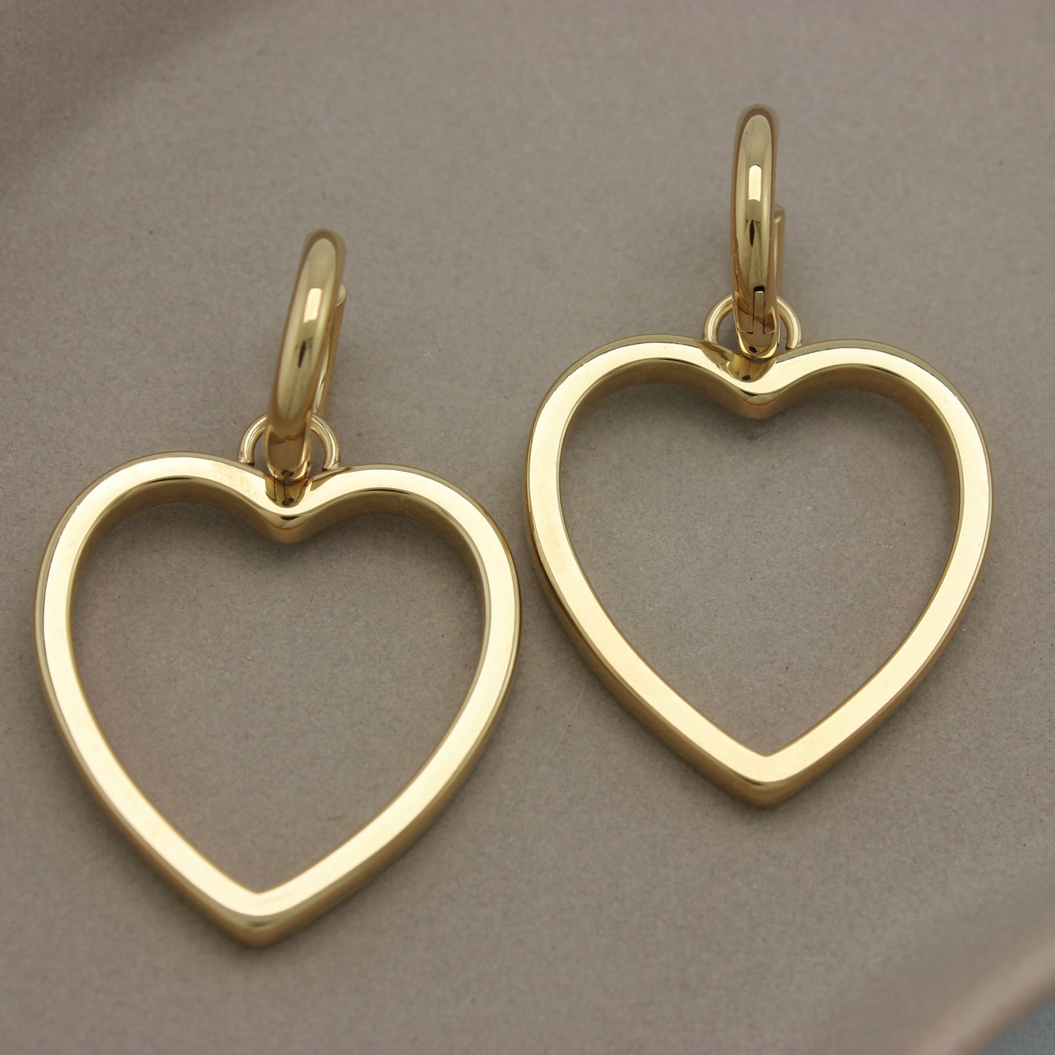Gouden kleine hoops met hartjes hangers bovenaanzicht