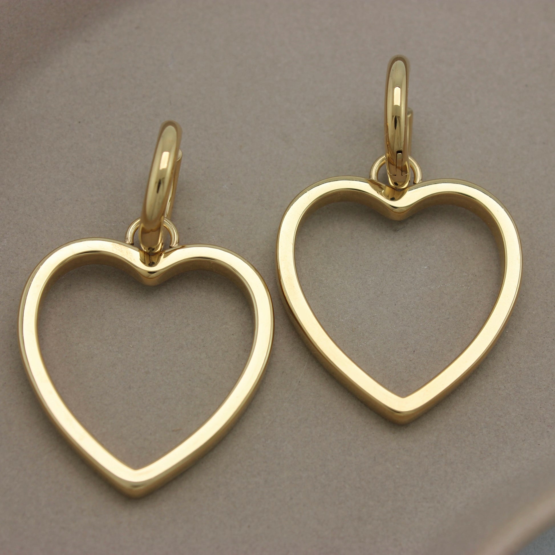 Gouden kleine hoops met hartjes hangers bovenaanzicht