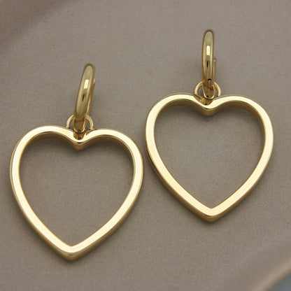 Gouden kleine hoops met hartjes hangers bovenaanzicht