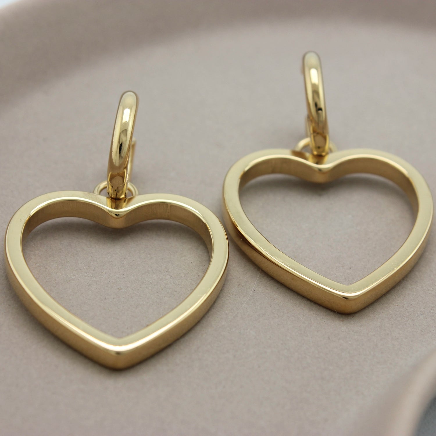 Gouden kleine hoops met hartjes hangers met gelijk lichtval