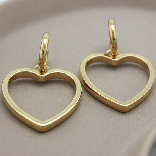 Gouden kleine hoops met hartjes hangers met gelijk lichtval