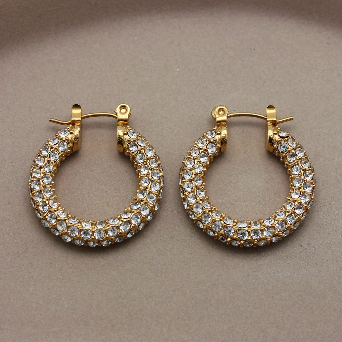 Gouden hoops met zirkonia steentjes bovenaanzicht
