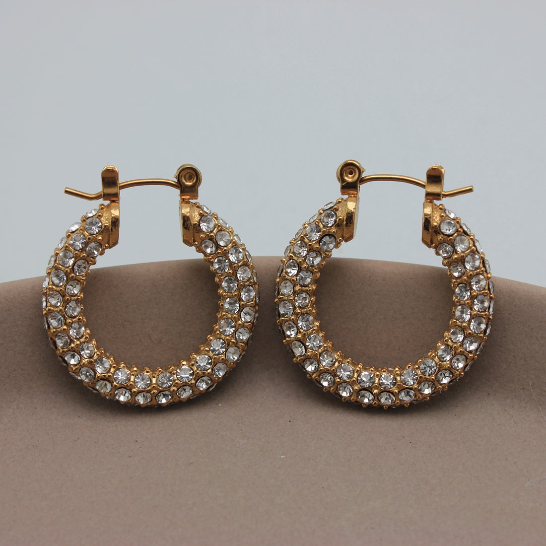 Gouden hoops met zirkonia steentjes vooraanzicht
